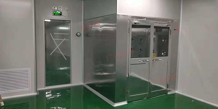風淋室通過高速氣流對進入潔凈室的人員進行吹淋，有效去除身上的塵埃和微生物，減少污染源進入潔凈室。
